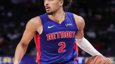 “绿茵之战：东部霸主绿军挑战西部劲旅马刺，妖狐演绎NBA巅峰对决！”